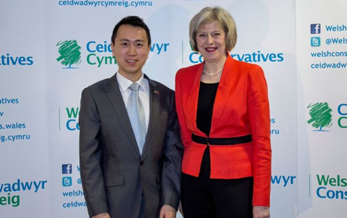 2015年初,何易与特丽莎‧梅在保守党党会上合影。 2015年初,何易与特丽莎‧梅在保守党党会上合影。