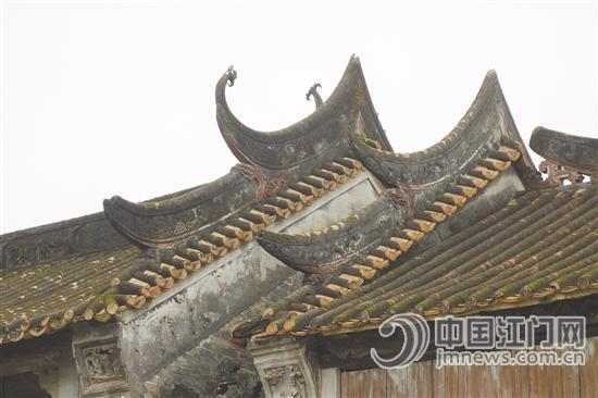 祠堂层面船脊布瓦,绿琉璃剪边,显得平实、厚重而又大气。 祠堂层面船脊布瓦,绿琉璃剪边,显得平实、厚重而又大气。