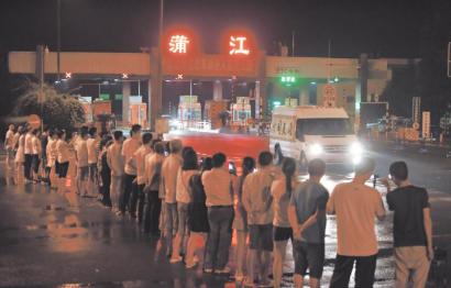 蒲江收费站出口，市民自发迎接护送李磊骨灰的军车。
