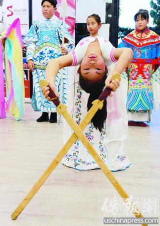 小朋友在表演京剧的经典片段。（侨报记者夏嘉摄）