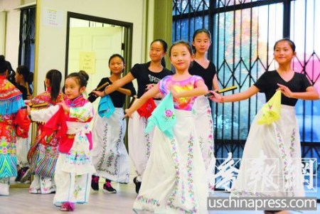 小朋友在表演京剧的经典片段。（侨报记者夏嘉摄）