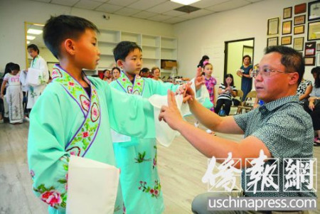 小朋友在表演京剧的经典片段。（侨报记者夏嘉摄）