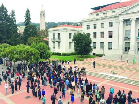 7月5日，人们在加州大学伯克利分校的校园举行追思仪式，悼念在孟加拉国达卡遇袭身亡的该校学生杰恩。(美联社)