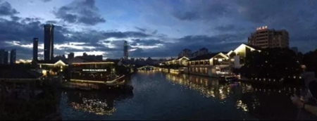 温州南塘街的夜景，有桥有河有亮丽的灯光的美景令人心醉。这就是美丽的温州，我的家乡。我来到这里发现了东方之美，体验到了浓浓的亲情与友情。我爱你，我的家乡。(一等奖作品 摄影：李沐阳)