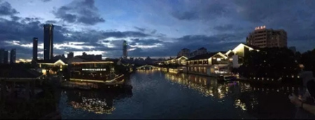 温州南塘街的夜景,有桥有河有亮丽的灯光的美景令人心醉。这就是美丽的温州,我的家乡。我来到这里发现了东方之美,体验到了浓浓的亲情与友情。我爱你,我的家乡。(一等奖作品 摄影:李沐阳) 温州南塘街的夜景,有桥有河有亮丽的灯光的美景令人心醉。这就是美丽的温州,我的家乡。我来到这里发现了东方之美,体验到了浓浓的亲情与友情。我爱你,我的家乡。(一等奖作品 摄影:李沐阳)