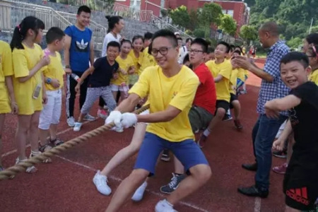 今天我参加了我们夏令营举办的集体活动拔河比赛。在比赛中,我和我的小伙伴们都十分团结,拼尽了一切力气!虽然最后我们班输了,但是我们虽败犹荣!(二等奖作品 摄影:张炳照) 今天我参加了我们夏令营举办的集体活动拔河比赛。在比赛中,我和我的小伙伴们都十分团结,拼尽了一切力气!虽然最后我们班输了,但是我们虽败犹荣!(二等奖作品 摄影:张炳照)