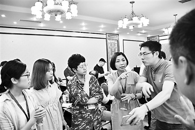 某一团队的海归企业家们正在互相交流。 金光耀 摄 某一团队的海归企业家们正在互相交流。 金光耀 摄