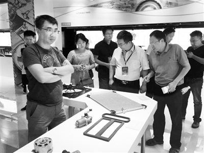 海归企业家们正在参观赛达新兴产业园区。参观过程中,他们认真听取讲解,并不时提出一些问题。 耿一宁 摄 海归企业家们正在参观赛达新兴产业园区。参观过程中,他们认真听取讲解,并不时提出一些问题。 耿一宁 摄