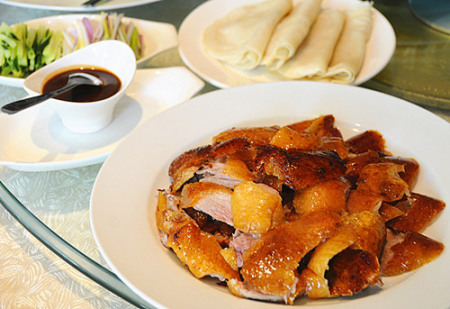 阿根廷北京食府制作的正宗北京烤鸭。