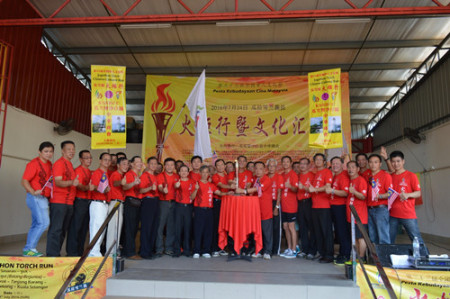 瓜雪县724火炬行在天福宫戏台举行闭幕礼，并由领袖们进行收火炬仪式。（马来西亚《星洲日报》）