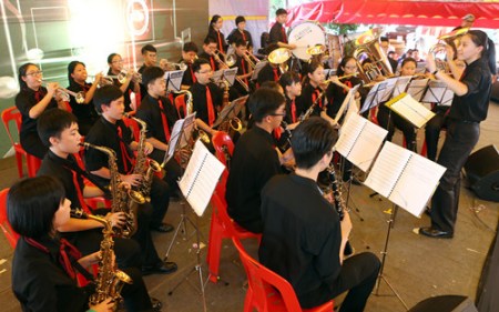 铜军乐队的学生为观众呈献3首曲子。(马来西亚《星洲日报》) 铜军乐队的学生为观众呈献3首曲子。(马来西亚《星洲日报》)