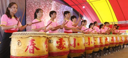 学生整齐有序敲击二十四节令鼓,专注的表情显得特别“霸气”。(马来西亚《星洲日报》) 学生整齐有序敲击二十四节令鼓,专注的表情显得特别“霸气”。(马来西亚《星洲日报》)