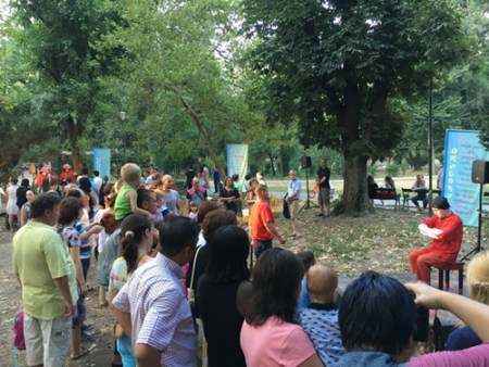 罗马尼亚面具哑剧院在公园演出现场。(闫建武 摄) 罗马尼亚面具哑剧院在公园演出现场。(闫建武 摄)