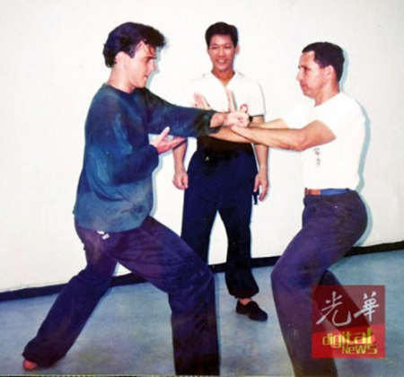 钟清龙指导洋人徒弟过招。(马来西亚《光华日报》/骆炜芬 摄) 钟清龙指导洋人徒弟过招。(马来西亚《光华日报》/骆炜芬 摄)