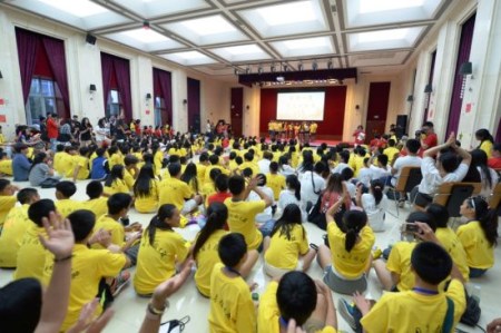 中华国学营西班牙同学合唱《北京欢迎你》拉开联欢晚会序幕