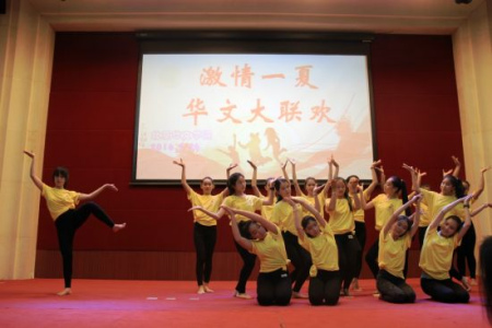 舞蹈营的老挝营员们表演的《飞天神韵》惟妙惟肖