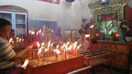 民众焚香祭拜关帝 民众焚香祭拜关帝