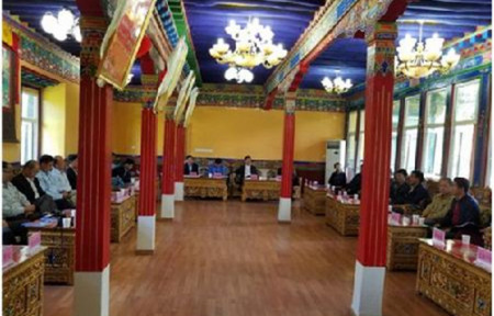 考察团一行同西藏大学专家学者座谈。 考察团一行同西藏大学专家学者座谈。