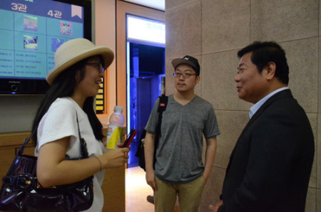 一中国观众向史瑞琳参赞表达对电影院成功开馆的祝贺。 一中国观众向史瑞琳参赞表达对电影院成功开馆的祝贺。