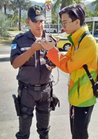 图为家在宁波的王家琦,目前正在美国霍普金斯大学读研究生 (记者 杨士龙/摄) 图为家在宁波的王家琦,目前正在美国霍普金斯大学读研究生 (记者 杨士龙/摄)