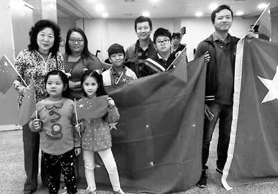 图为巴西华侨华人在机场迎接中国体育代表团。 　　照片由宋远雄提供