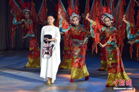 选手们在颁奖晚会现场演出。 <a target='_blank' href='http://www.chinanews.com/' >中新网</a>记者 金硕 摄 选手们在颁奖晚会现场演出。 <a target='_blank' href='http://www.chinanews.com/' >中新网</a>记者 金硕 摄