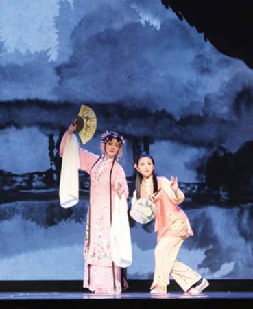 杜丽娘(章立清饰演)与丫鬟在梅园 杜丽娘(章立清饰演)与丫鬟在梅园