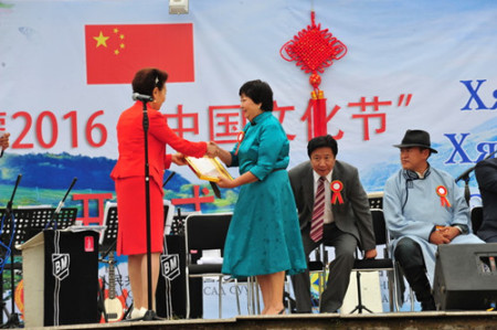 李薇主任向蒙古国文联主席颁发奖状 李薇主任向蒙古国文联主席颁发奖状