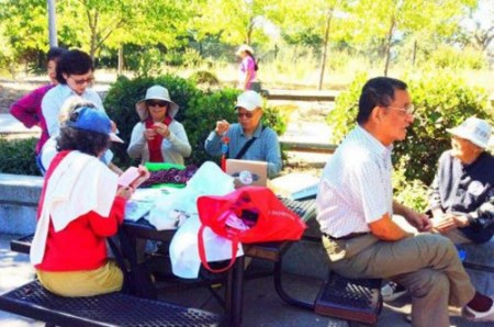 文化节组委会在库柏蒂诺市焦里曼公园开展汤显祖宣传活动。(美国《侨报》资料图) 文化节组委会在库柏蒂诺市焦里曼公园开展汤显祖宣传活动。(美国《侨报》资料图)