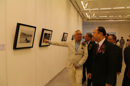 刘香成带泰国嘉宾参观展览 刘香成带泰国嘉宾参观展览