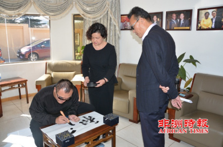曹晟康用“心”书写“和平”二字 曹晟康用“心”书写“和平”二字