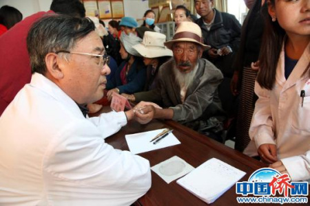 专家义诊(游照平 摄) 专家义诊(游照平 摄)