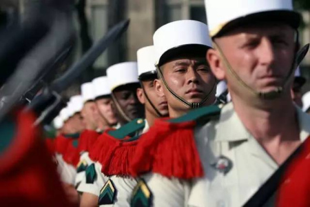 新兵有资格带上外籍兵团的白色军用平顶帽。 新兵有资格带上外籍兵团的白色军用平顶帽。