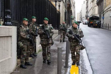 巴黎恐怖袭击后,外籍兵团成员在巴黎大街上真枪实弹巡逻。 巴黎恐怖袭击后,外籍兵团成员在巴黎大街上真枪实弹巡逻。