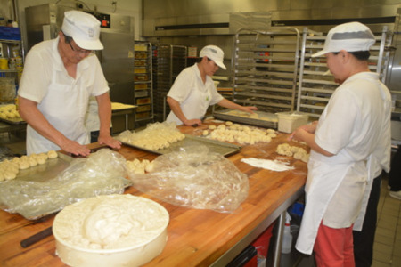 圣盖博谷中秋月饼激战开打，多家本地月饼厂家15日生产今年第一批月饼。（美国《世界日报》/杨青 摄）