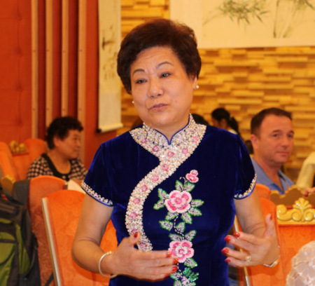 康妮在其书画艺术展中演讲。(美国《世界日报》/俞国梁 摄) 康妮在其书画艺术展中演讲。(美国《世界日报》/俞国梁 摄)