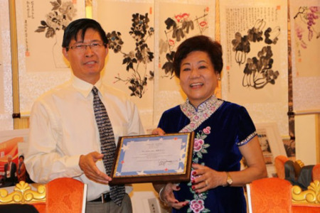 康妮书画艺术展，亚洲艺术院院长王天齐（左）向康妮颁发院士证书。（美国《世界日报》/俞国梁 摄）