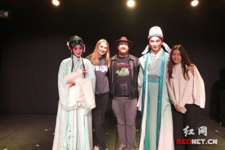 演出结束后,英国观众们纷纷登台,请求与主演合影。(《红网》资料图) 演出结束后,英国观众们纷纷登台,请求与主演合影。(《红网》资料图)