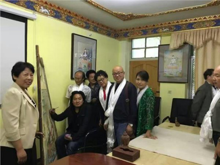 代表团艺术家与西藏画家交流技艺