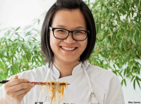12岁跟随父母移居巴西的广西桂林人蒋璞在去年赢得真人秀节目《我要做厨神》巴西版第二季的季军。（英国《BBC中文网》）