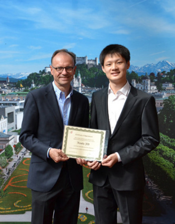 8月11日萨尔茨堡市国家旅游局局长Herbert-Brugger在国会中心给鞠小夫颁发证书。（日报《新华侨报》）