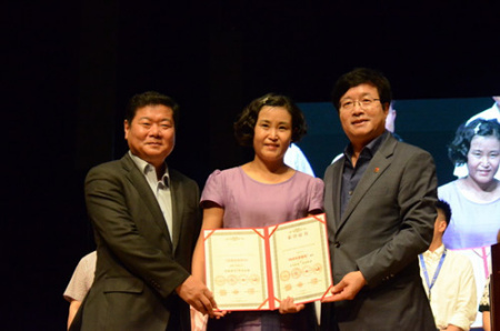 史瑞琳参赞和廉泰英市长共同为各省团长们颁发“中韩文化交流使者”荣誉证书