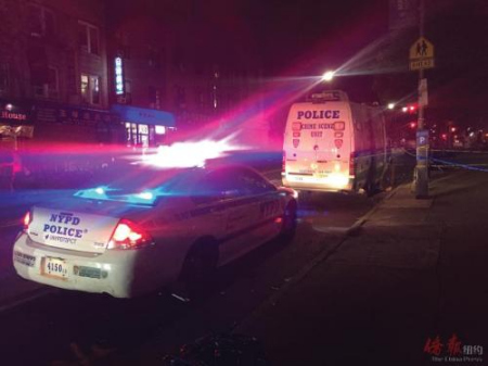 深夜近11时仍有不少警员在按摩店附近调查取证。(美国《侨报》) 深夜近11时仍有不少警员在按摩店附近调查取证。(本文图片均为侨报记者摄)