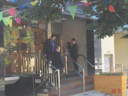 调查人员盘问隔壁婚纱店员。(本文图片均为侨报记者摄) 调查人员盘问隔壁婚纱店员。(本文图片均为侨报记者摄)