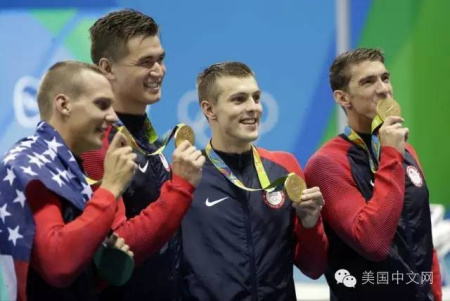 Nathan（左2）在里约奥运。（美国中文网）