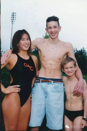 Nathan（右1）与姐姐和哥哥都是游泳健将。（美国中文网）