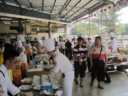 来自全马各地的厨师聚集在怡保斗母宫拼厨艺。（马来西亚《星洲日报》）