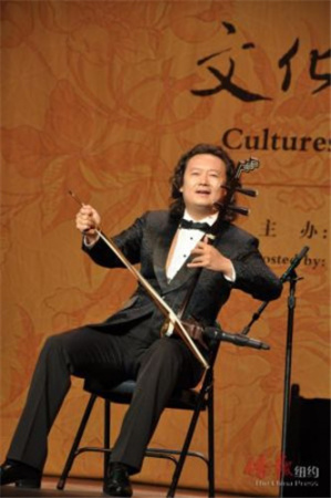 二胡演奏家权磊激情演奏《新赛马》。(美国《侨报》/何心怡 摄) 二胡演奏家权磊激情演奏《新赛马》。(美国《侨报》/何心怡 摄)