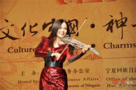 著名歌唱家郭蓉拉唱《长江之歌》、《红旗飘飘》。