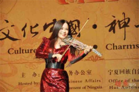 著名歌唱家郭蓉拉唱《长江之歌》、《红旗飘飘》。 著名歌唱家郭蓉拉唱《长江之歌》、《红旗飘飘》。